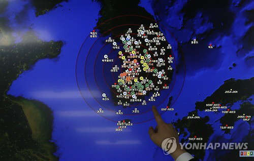 지진 발생지 조사하는 기상청  (서울=연합뉴스) 김주형 기자 = 22일 새벽 전북 익산에서 발생한 규모 3.9의 지진이 충남·충북 등에서도 감지되면서 같은 날 오전 동작구 신대방동 서울기상청 지진화산감시과 지진 분석관들이 지진 상황 감시 시스템을 통해 익산 지진 분석결과를 확인하고 있다.